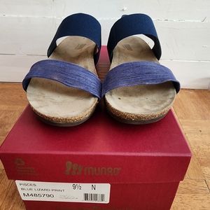 munro size 9.5 narrow, blue
